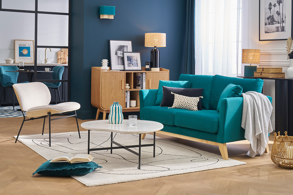 Canap� scandinave bleu p�trole OSLO dans un salon moderne.