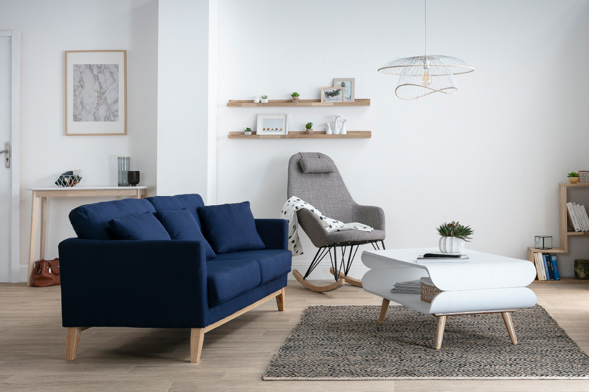 Canap� scandinave d�houssable 3 places en tissu bleu fonc� et bois clair, vue de c�t�.