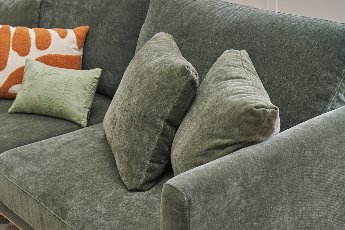 Canap� scandinave vert kaki avec coussins d�houssables, vue de c�t�.