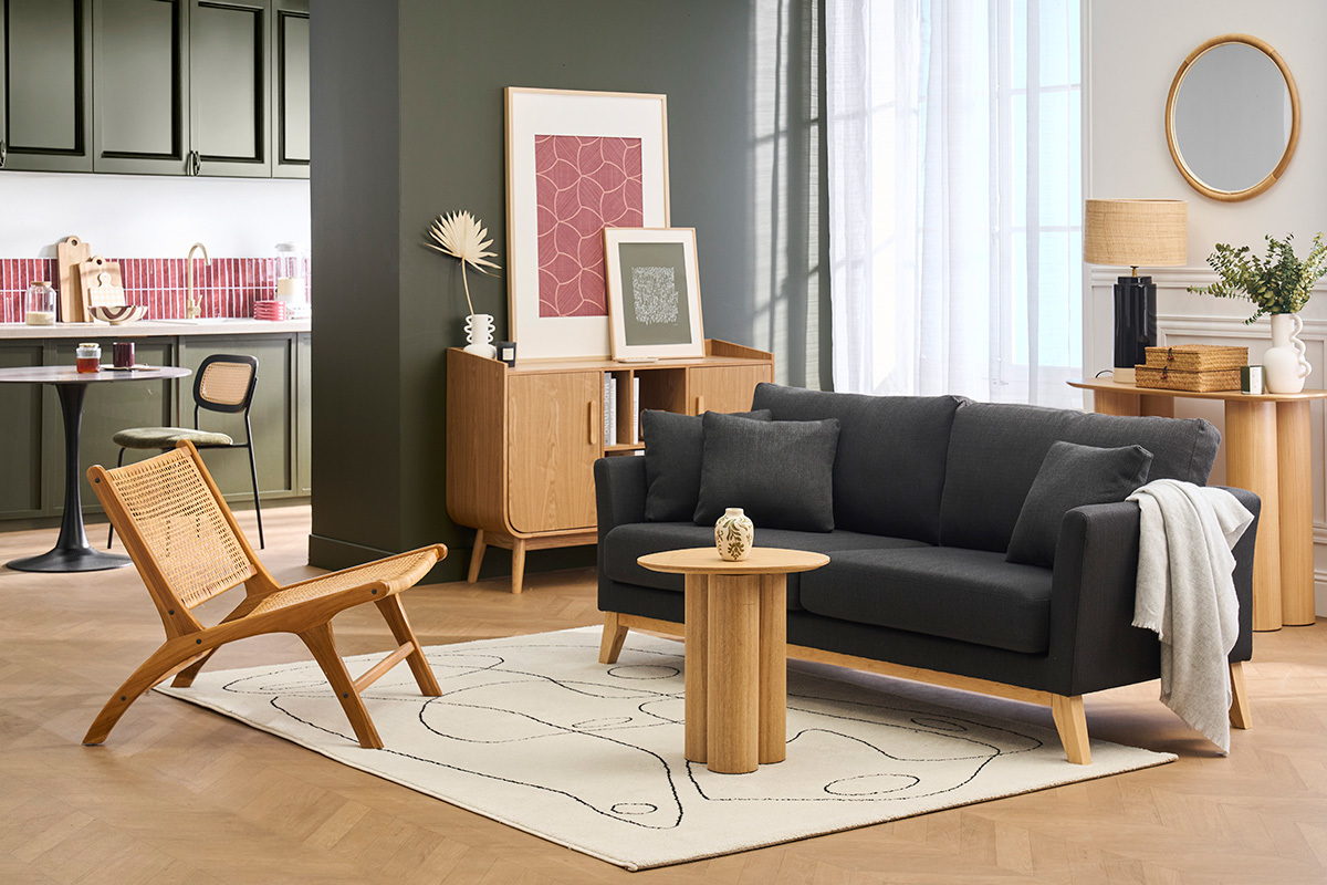 Canap� scandinave 3 places gris fonc� sur tapis avec table basse et chaise en bois, int�rieur moderne.