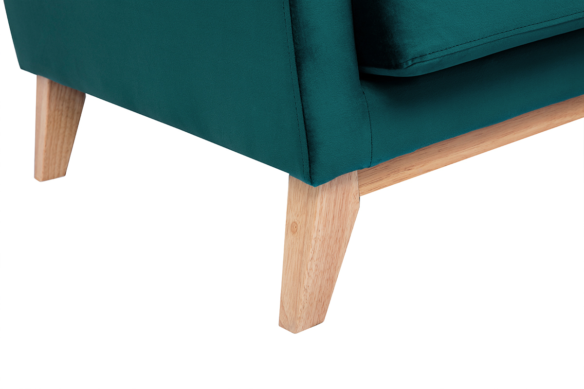 D�tail du pied en bois clair et rev�tement en velours bleu p�trole d'un canap�.