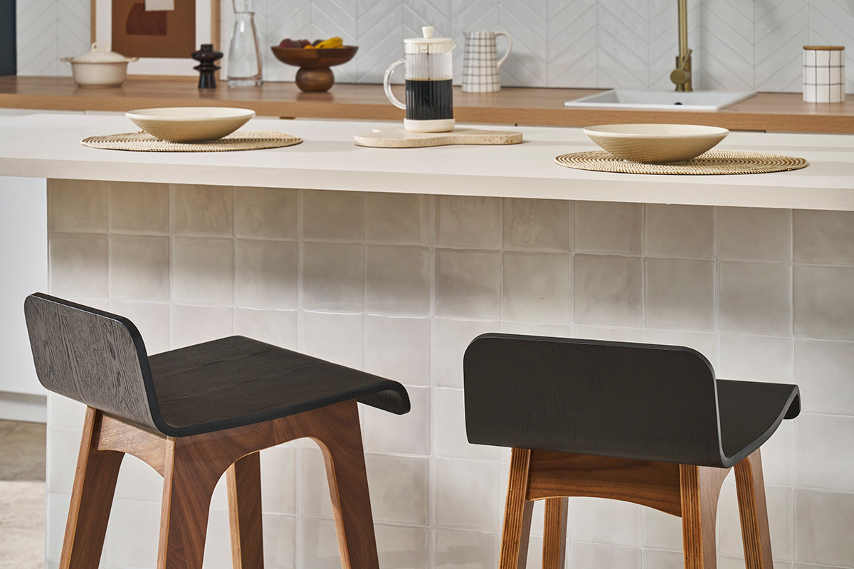 Chaise de bar scandinave noir et bois fonc� H65 cm BALTIK