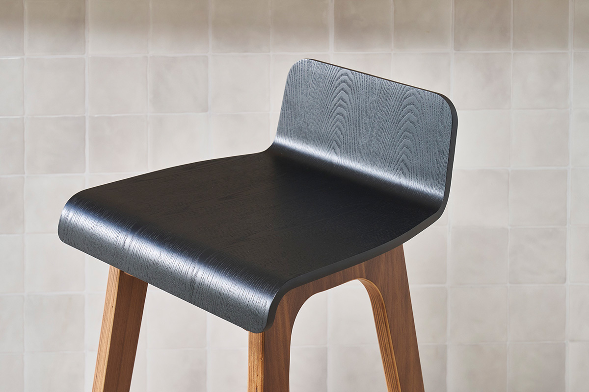 Chaise de bar scandinave noir et bois fonc� H65 cm BALTIK