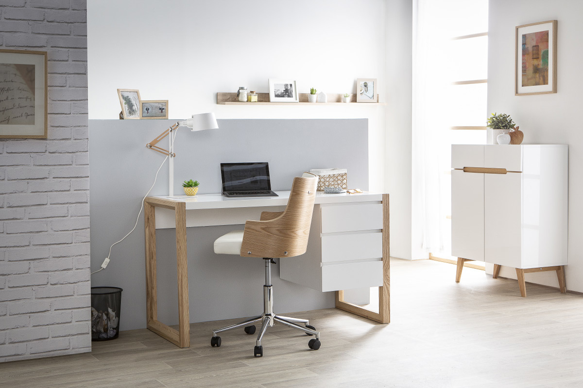 Chaise de bureau � roulettes design blanc, bois clair et acier chrom� MAYOL
