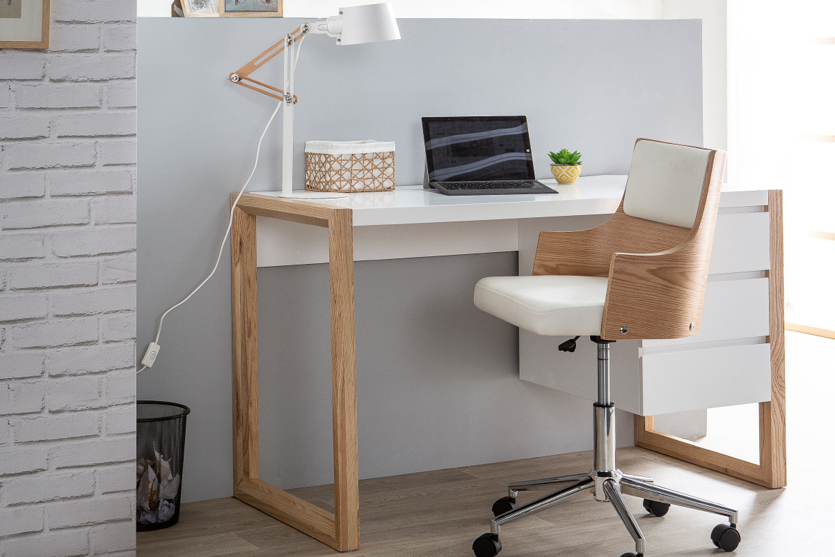 Chaise de bureau � roulettes design blanc, bois clair et acier chrom� MAYOL