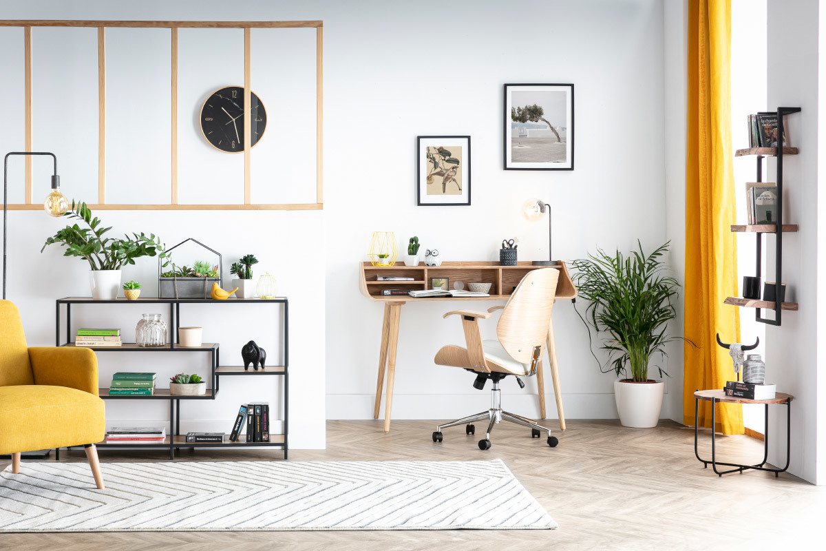 Chaise de bureau � roulettes design blanc, bois clair et acier chrom� YORKE