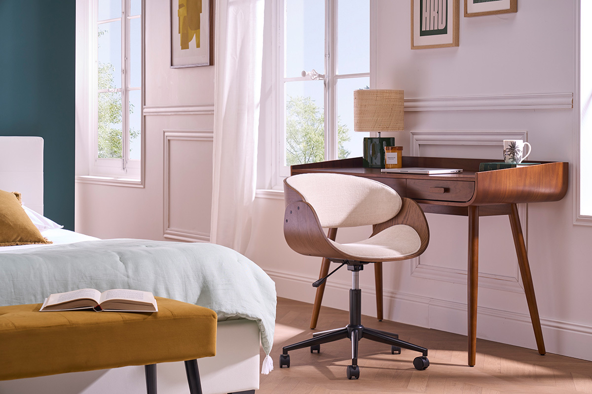 Chaise de bureau � roulettes design en bois fonc� et tissu effet velours textur� beige BENT