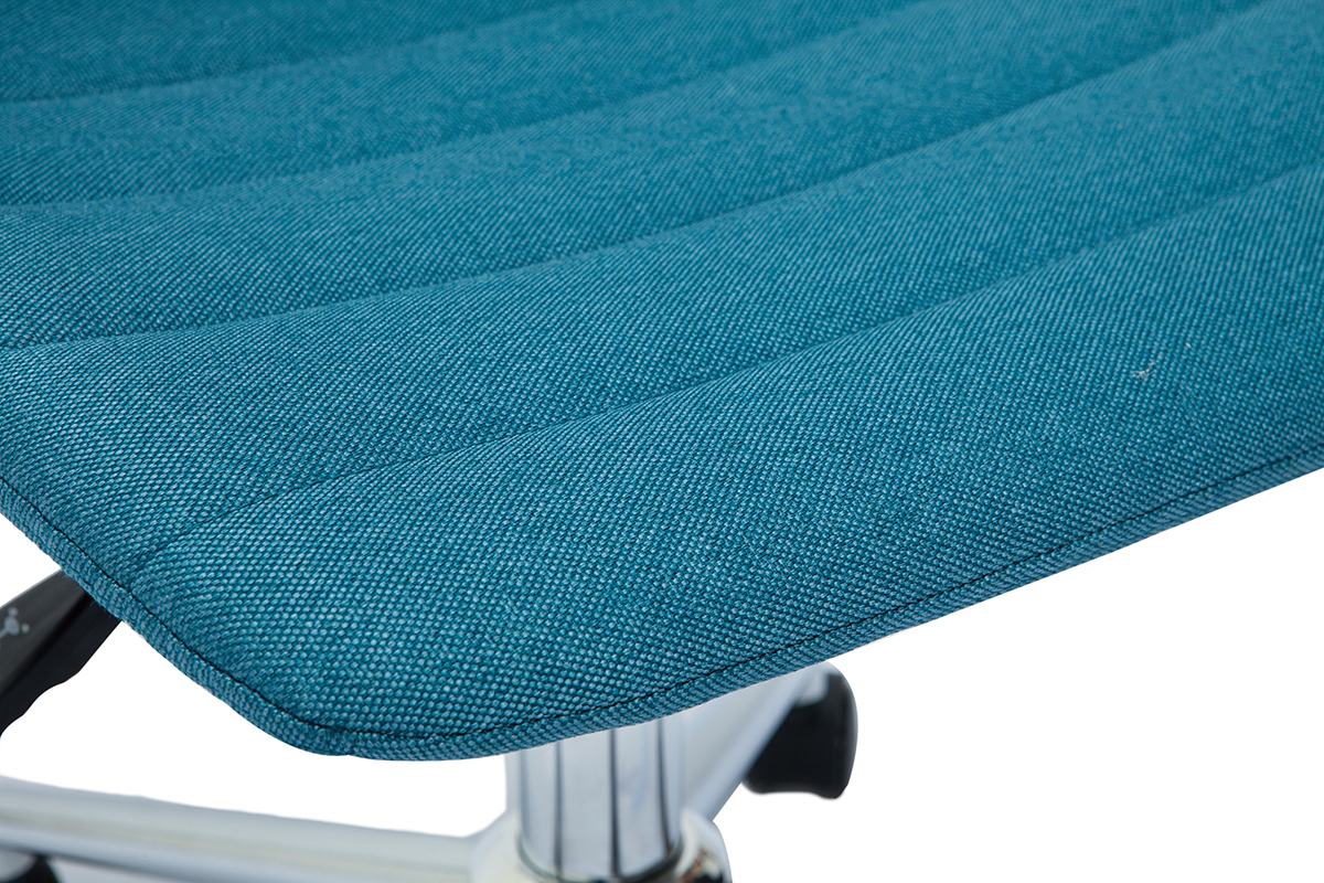 Assise de chaise de bureau en tissu bleu canard avec pied chrom�, vue de pr�s.