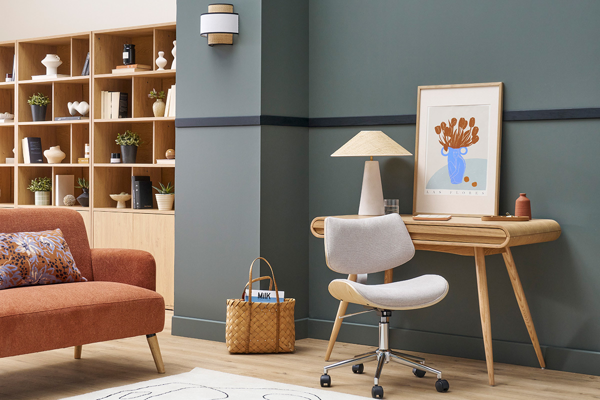Chaise de bureau � roulettes design en tissu effet velours textur� beige, bois clair ch�ne et m�tal MALMO