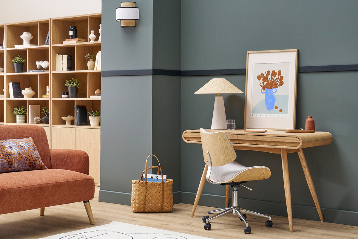 Chaise de bureau � roulettes design en tissu effet velours textur� beige, bois clair ch�ne et m�tal MALMO