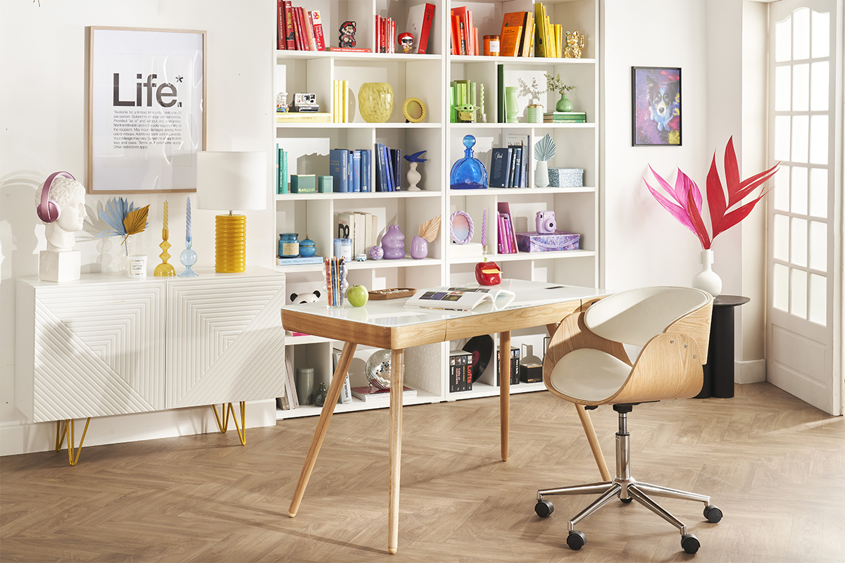 Chaise de bureau � roulettes, bois clair et acier chrom�, vue dans un bureau d�cor�.