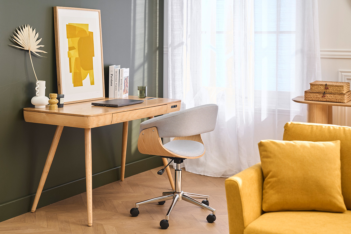 Chaise de bureau OKTAV grise et bois clair devant un bureau en bois.