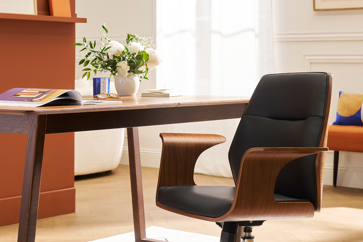 Chaise de bureau � roulettes design noir, bois fonc� noyer et acier chrom� RUFIN