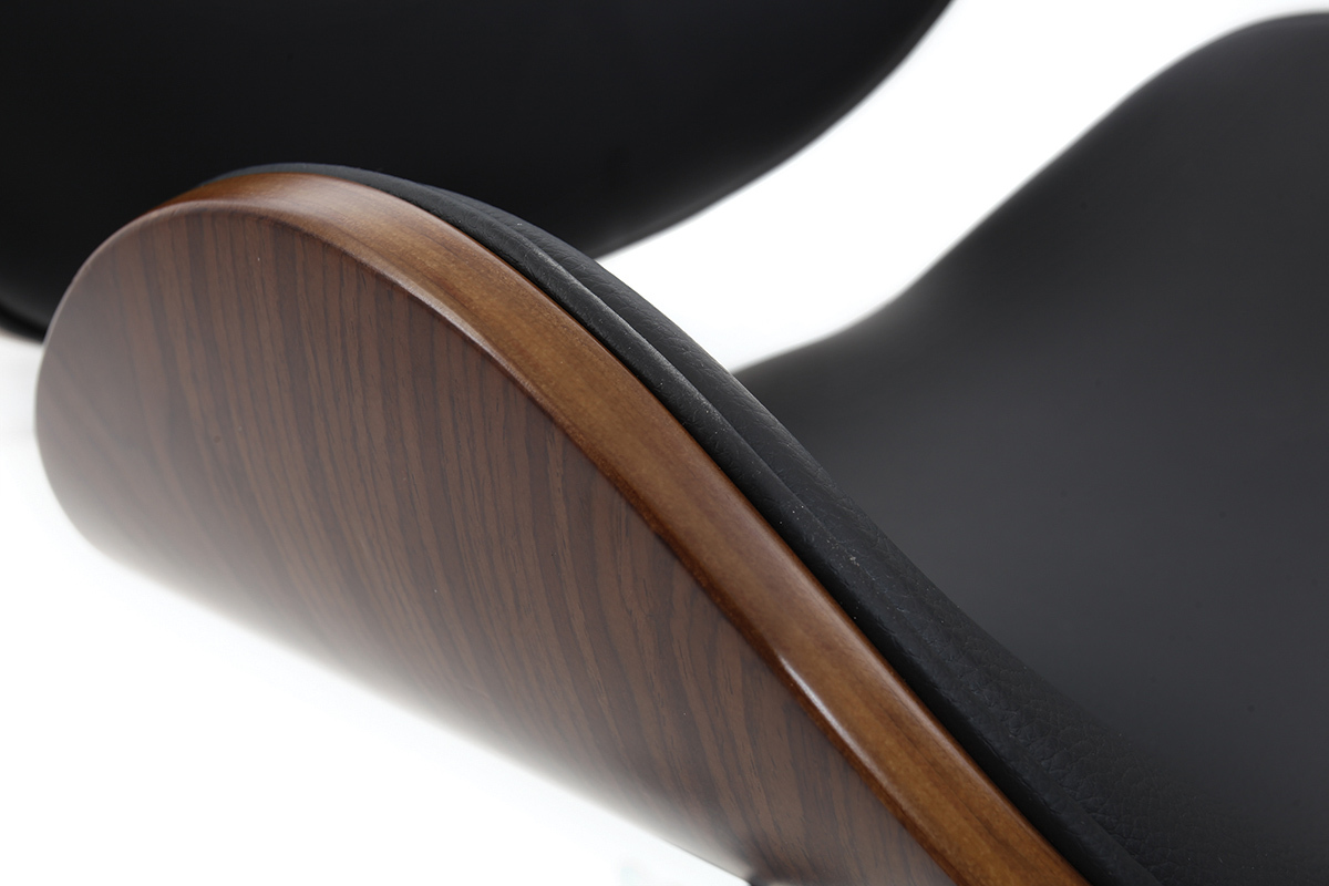 D�tail du c�t� d'une chaise de bureau en bois noyer et polyur�thane noir.