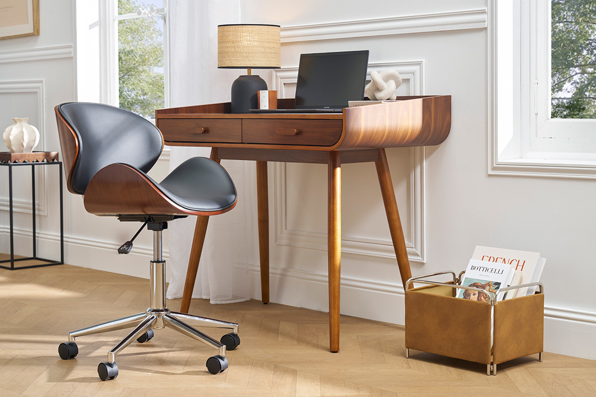 Chaise de bureau noire, bois noyer et acier chrom� devant un bureau en bois.