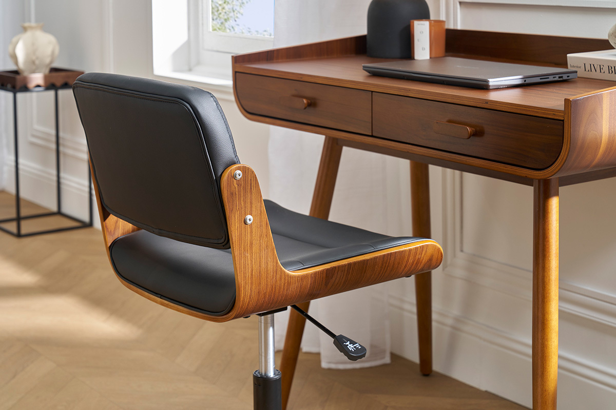 Chaise de bureau ARAMON en noir et bois, vue de profil � c�t� d'un bureau en bois fonc�.