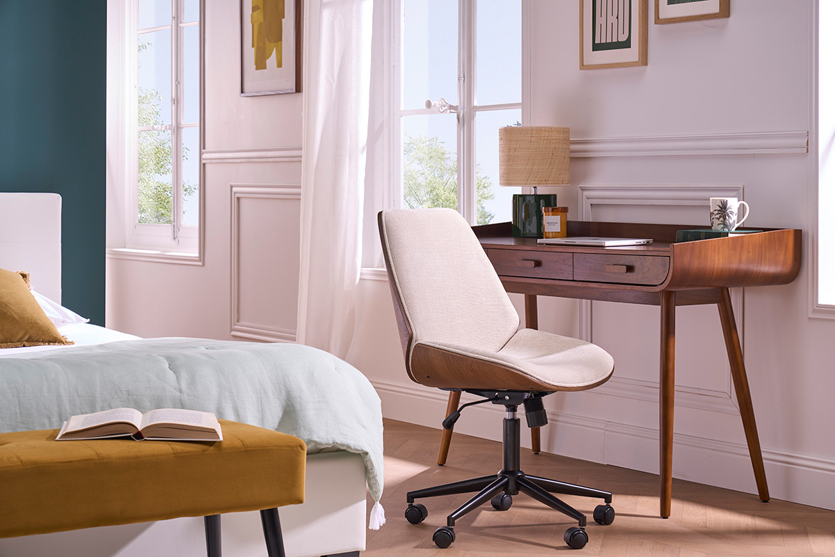 Chaise de bureau � roulettes en bois et tissu effet velours textur� beige DOUGLAS