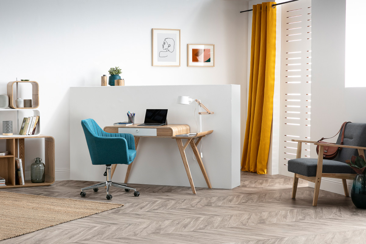 Chaise de bureau � roulettes en tissu bleu canard et acier chrom� ALEYNA