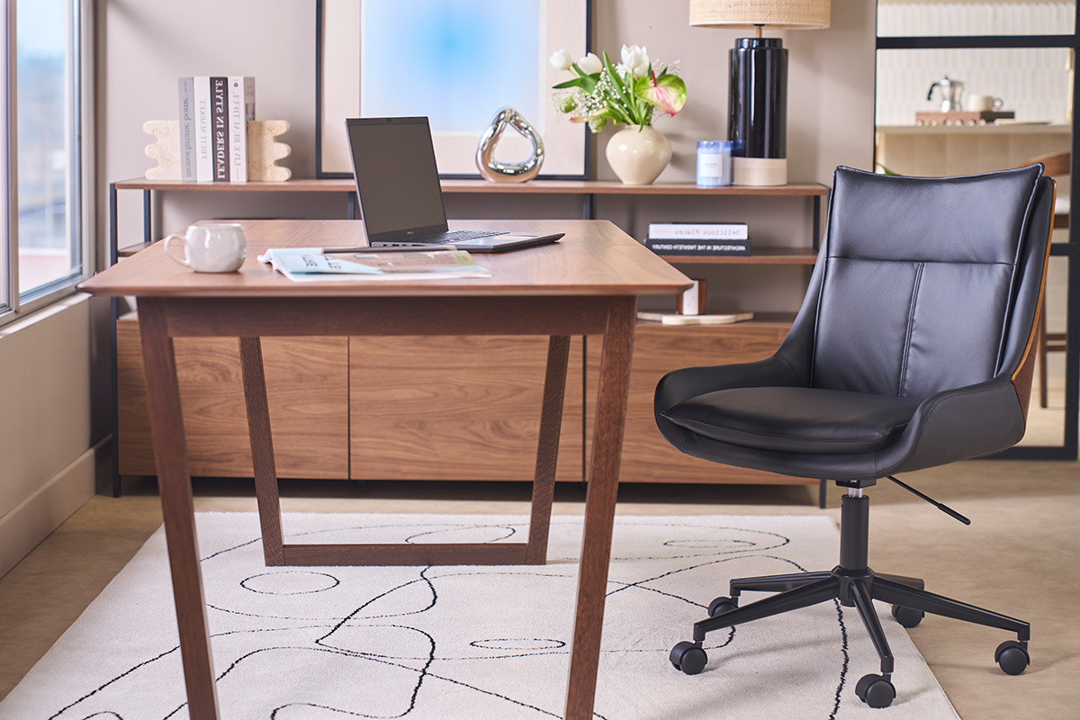 Chaise de bureau � roulettes en tissu effet velours textur� beige et m�tal chrom� BLAISE