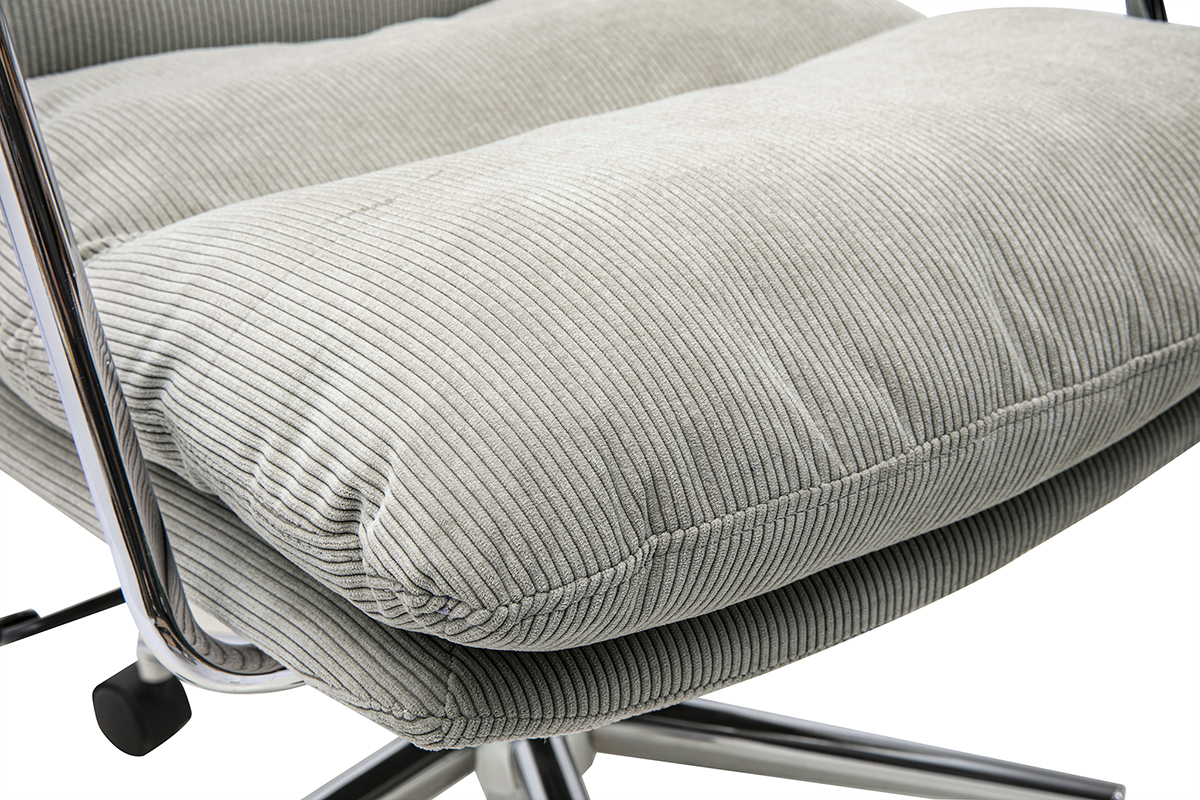 Gros plan sur la chaise de bureau MIRABEAU en tissu velours c�tel� taupe avec coussins rembourr�s.