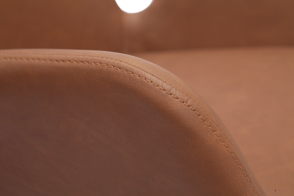 D�tail de la couture du dossier en polyur�thane marron de la chaise de bureau ALBAN.