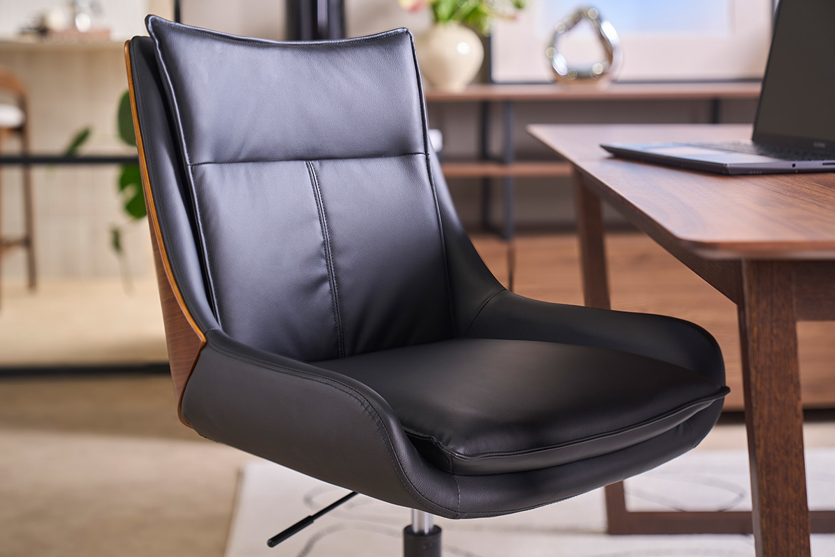 Chaise de bureau � roulettes noire et bois fonc� BLAISE