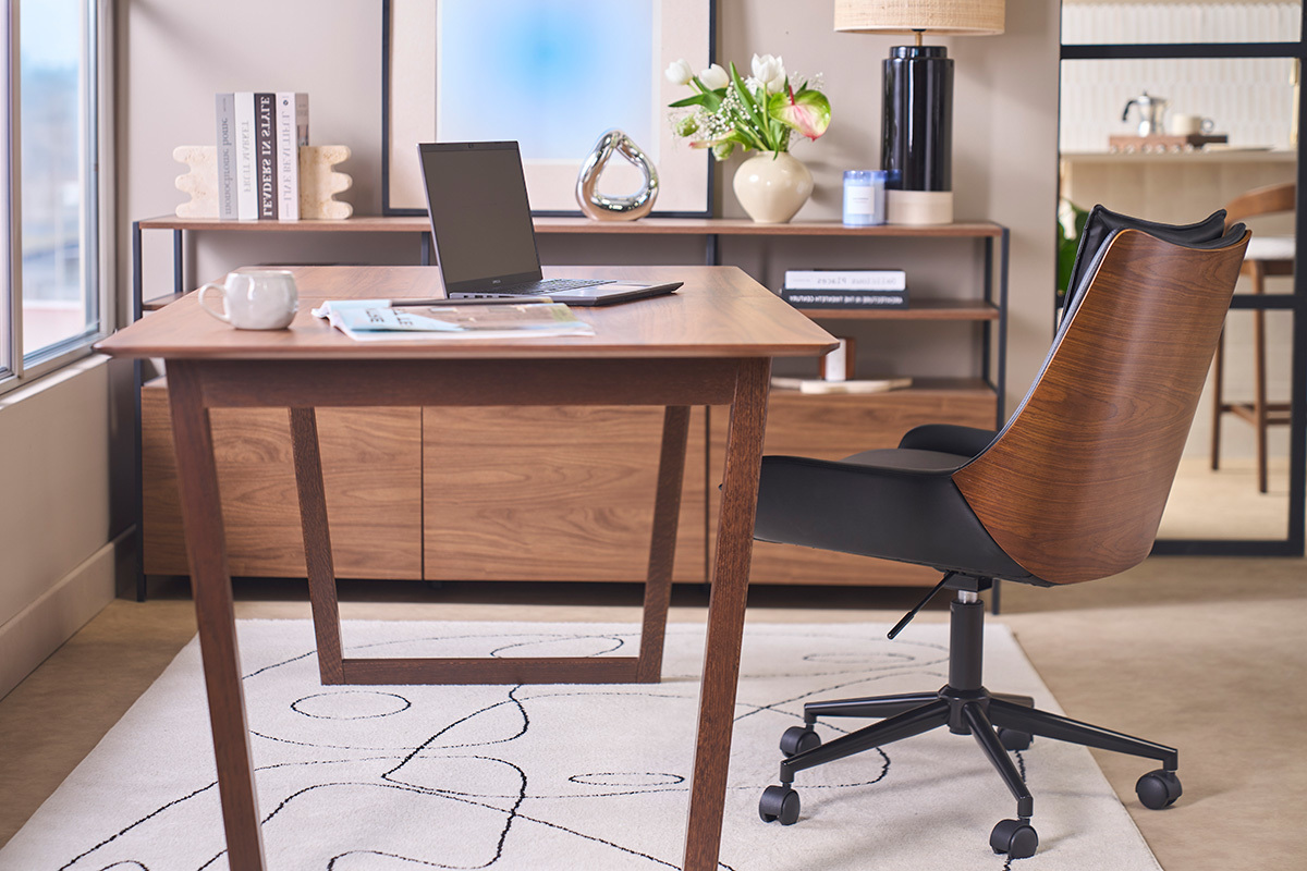 Chaise de bureau � roulettes noire et bois fonc� BLAISE