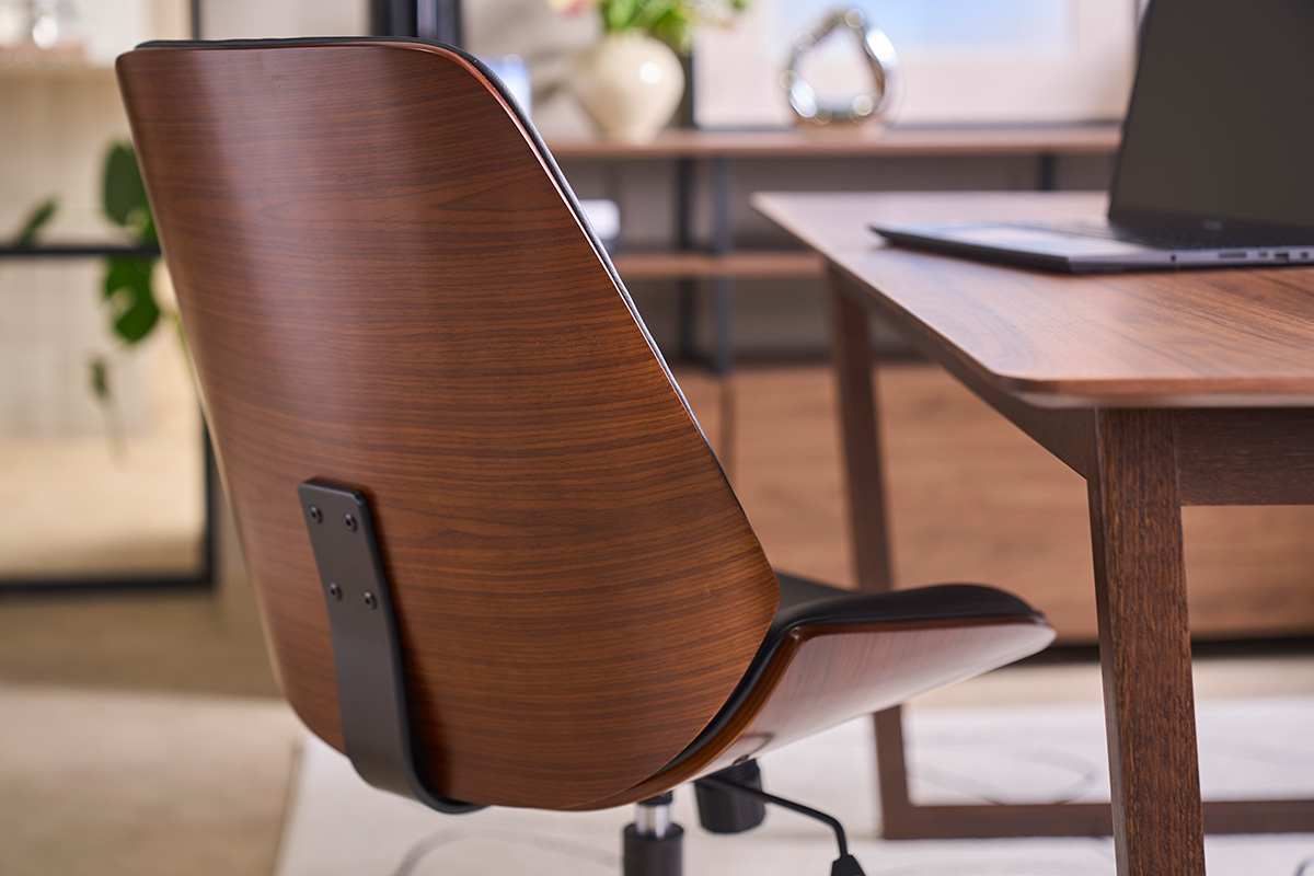 Vue en angle de la chaise de bureau DOUGLAS, d�tails du dossier en bois fonc� pr�s d'un bureau