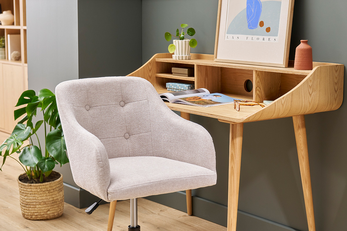 Chaise de bureau capitonn�e � roulettes en tissu effet velours textur� beige et m�tal noir BALTIK