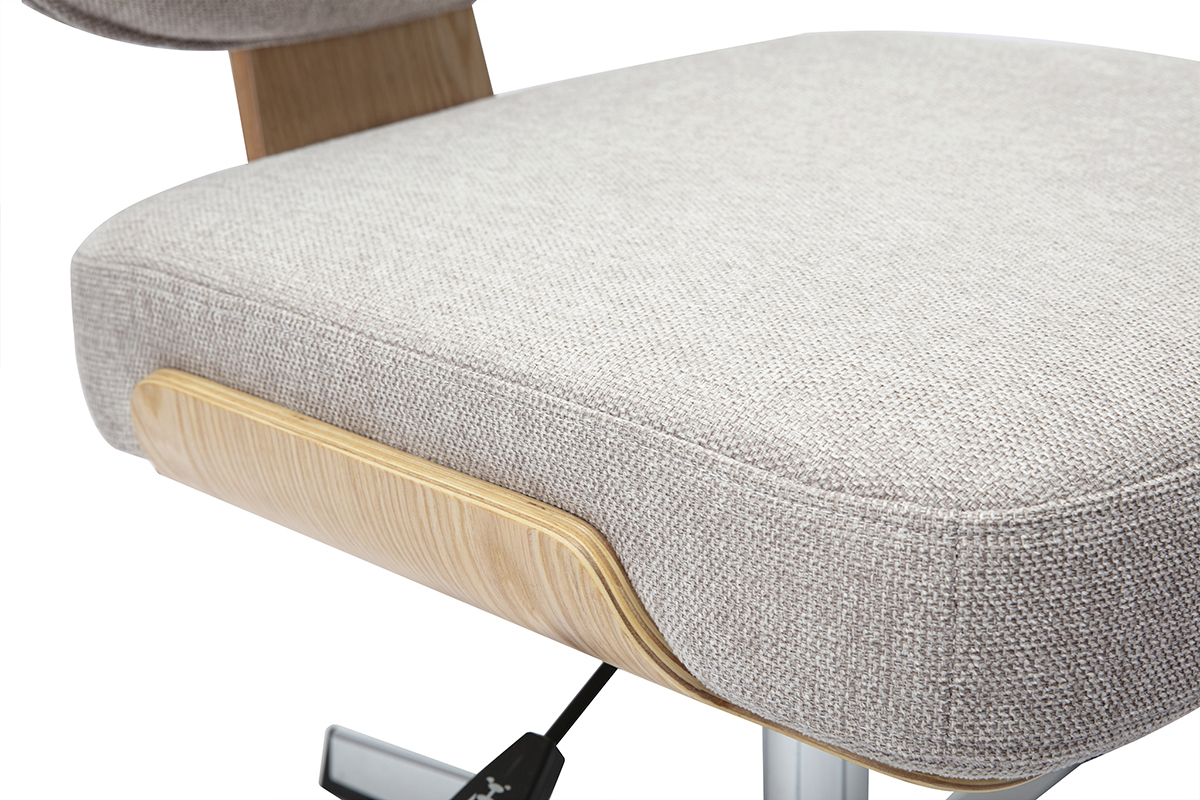 Assise de chaise de bureau beige, vue en gros plan, structure en bois clair ch�ne.