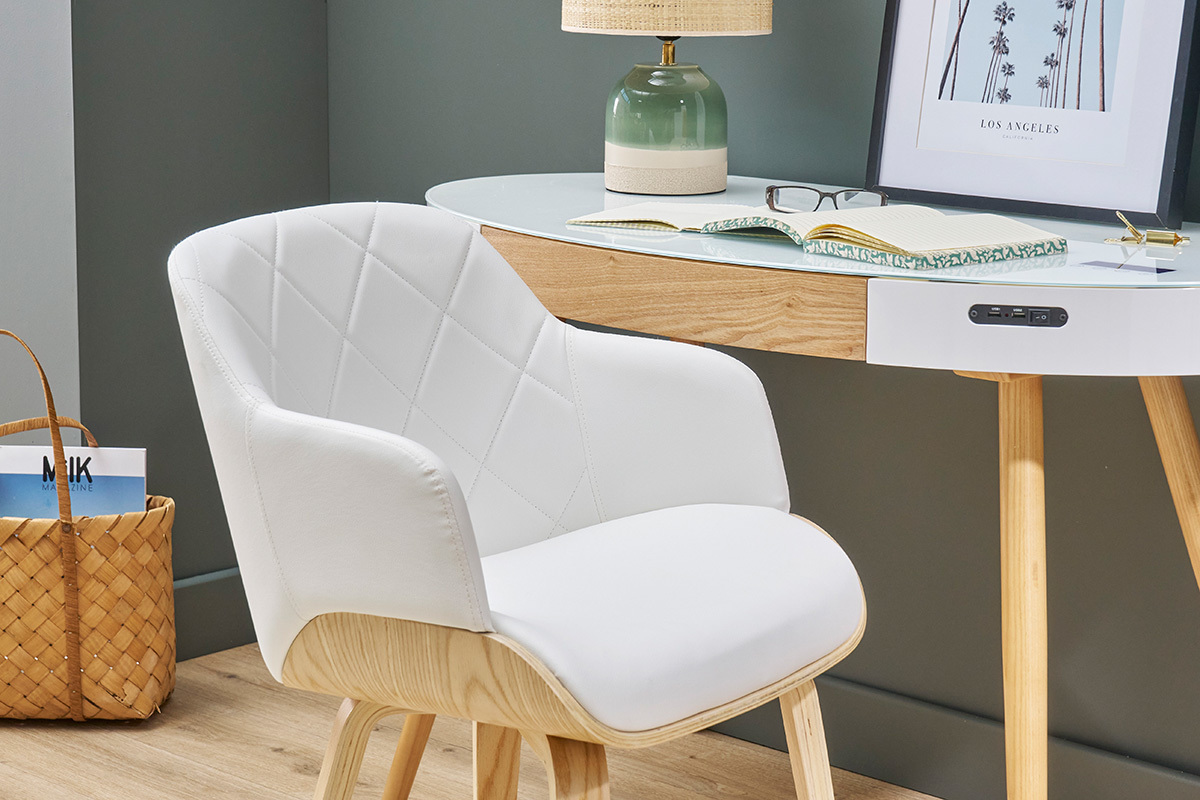 Chaise design blanche avec accoudoirs et bois clair, vue de c�t� pr�s d'un bureau moderne.