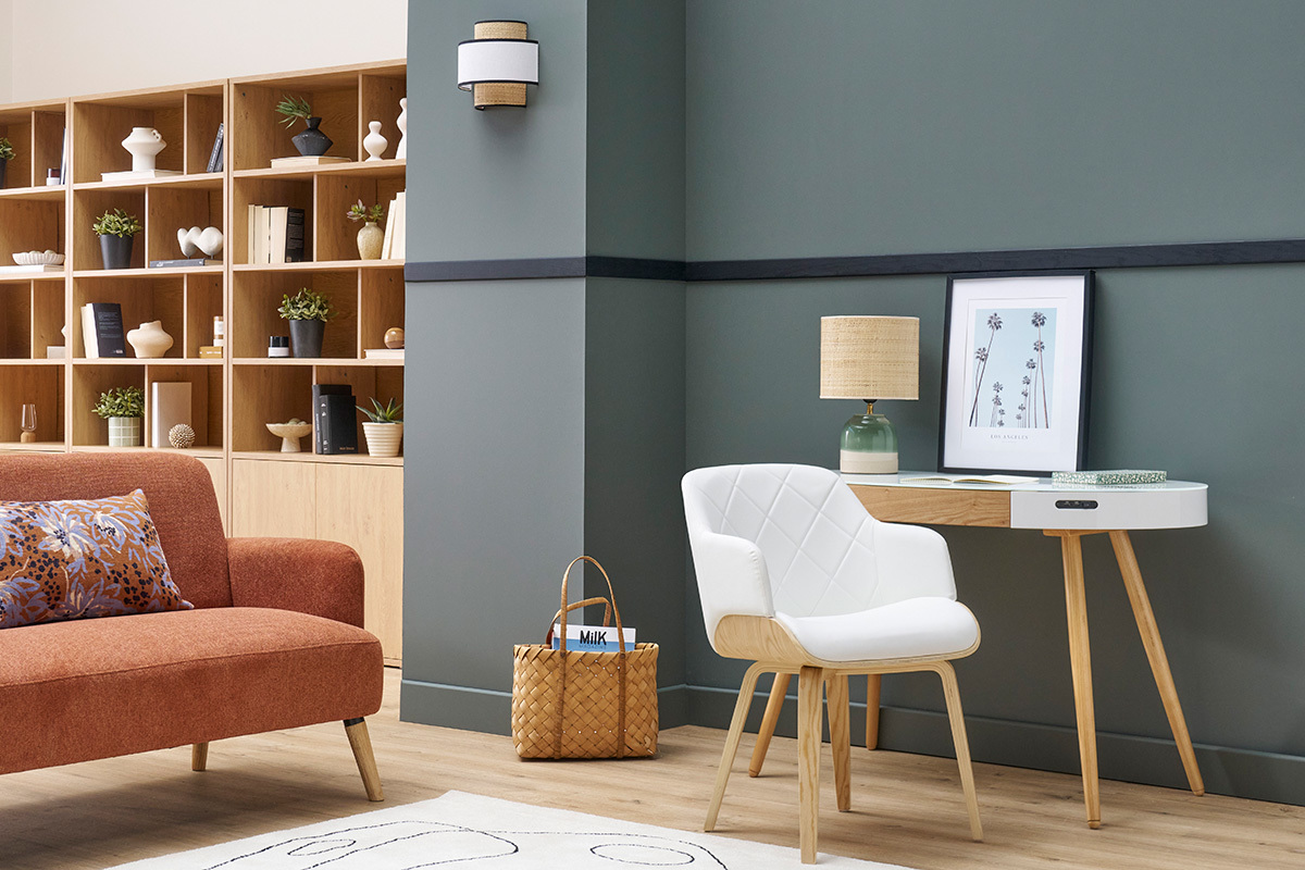 Chaise design blanche et bois clair LUCIEN vue de c�t� dans un int�rieur moderne avec des accessoires d�coratifs.