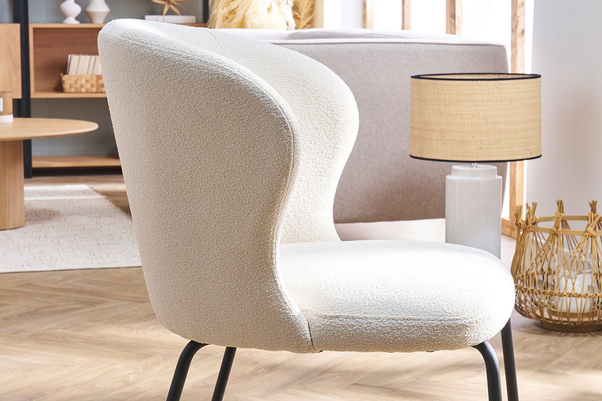 Chaise design blanche en tissu effet laine boucl�e et m�tal noir YDA