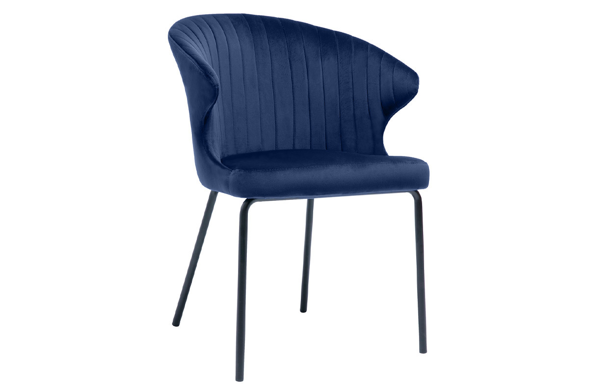 Chaise design en velours bleu fonc� avec pieds en m�tal noir, vue de 3/4.