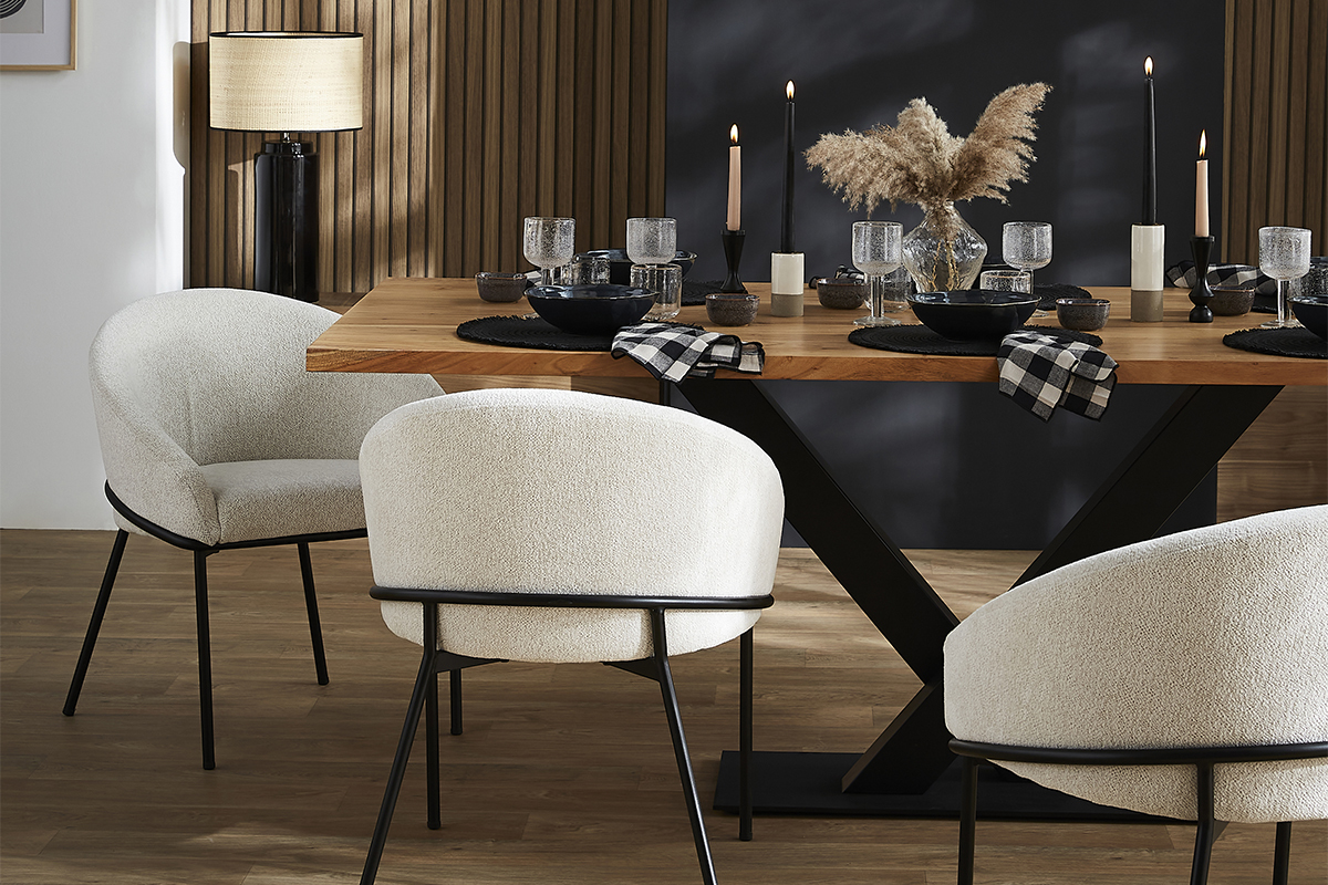 Chaise design en tissu velours chenille blanc cass� et m�tal noir JENNA