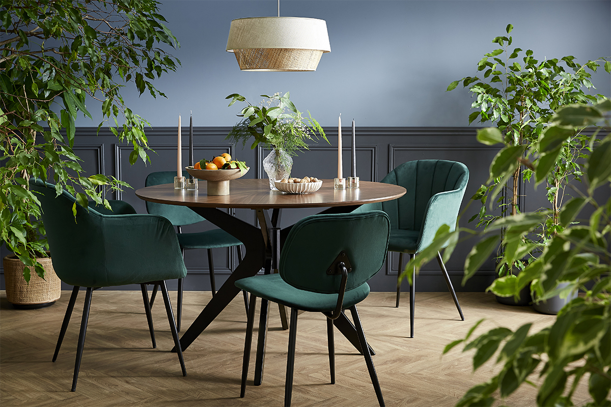 Chaise design en tissu velours vert fonc� et m�tal noir MILLY