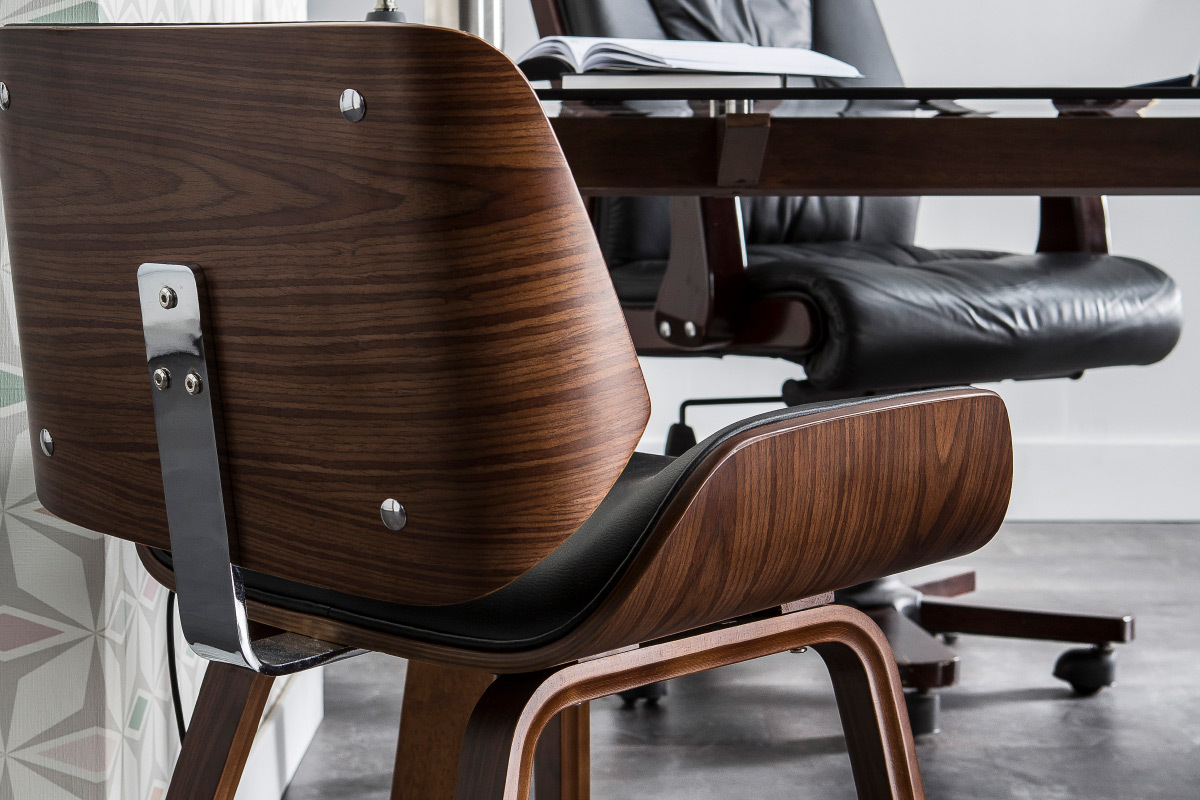 Chaise design noir et bois fonc� RUBBENS vue de profil pr�s d'un bureau.