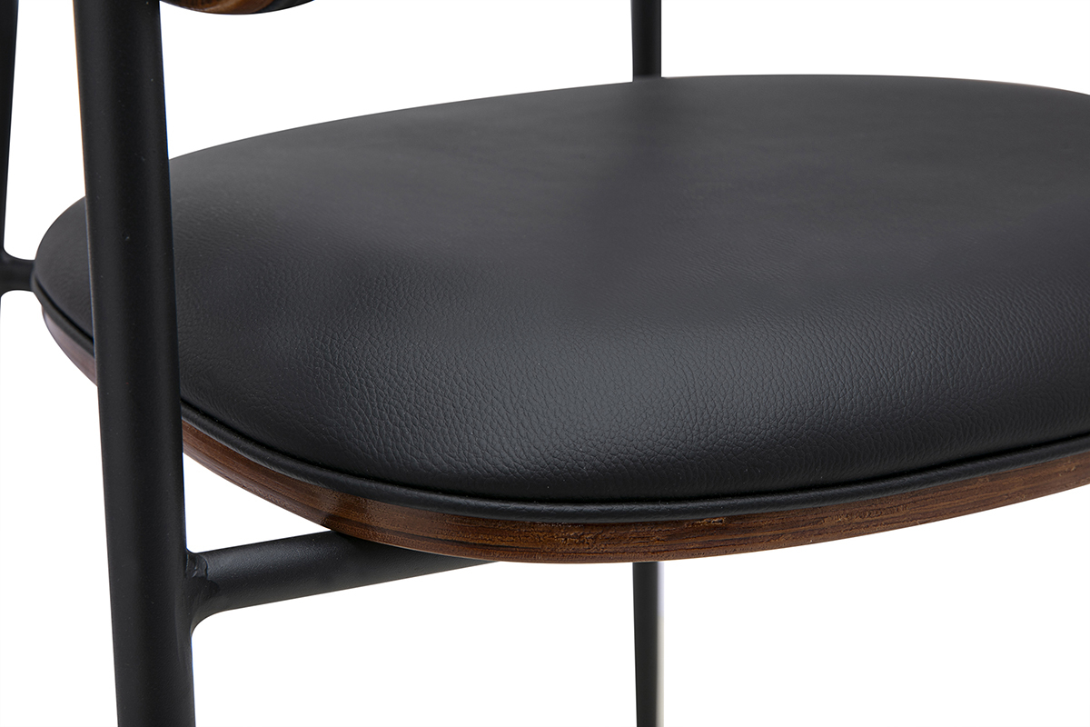 D�tail de la chaise DANTE en noir et bois fonc�, vue de pr�s sur l'assise
