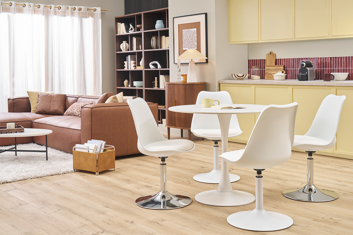 Quatre chaises pivotantes blanches STEEVY V2 autour d'une table blanche, int�rieur moderne.