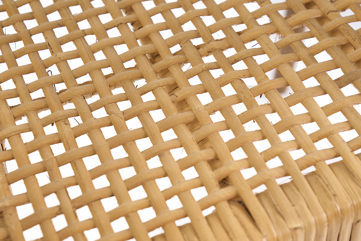 D�tail du cannage en rotin de la chaise en bois teck massif NEGARA sur fond blanc.
