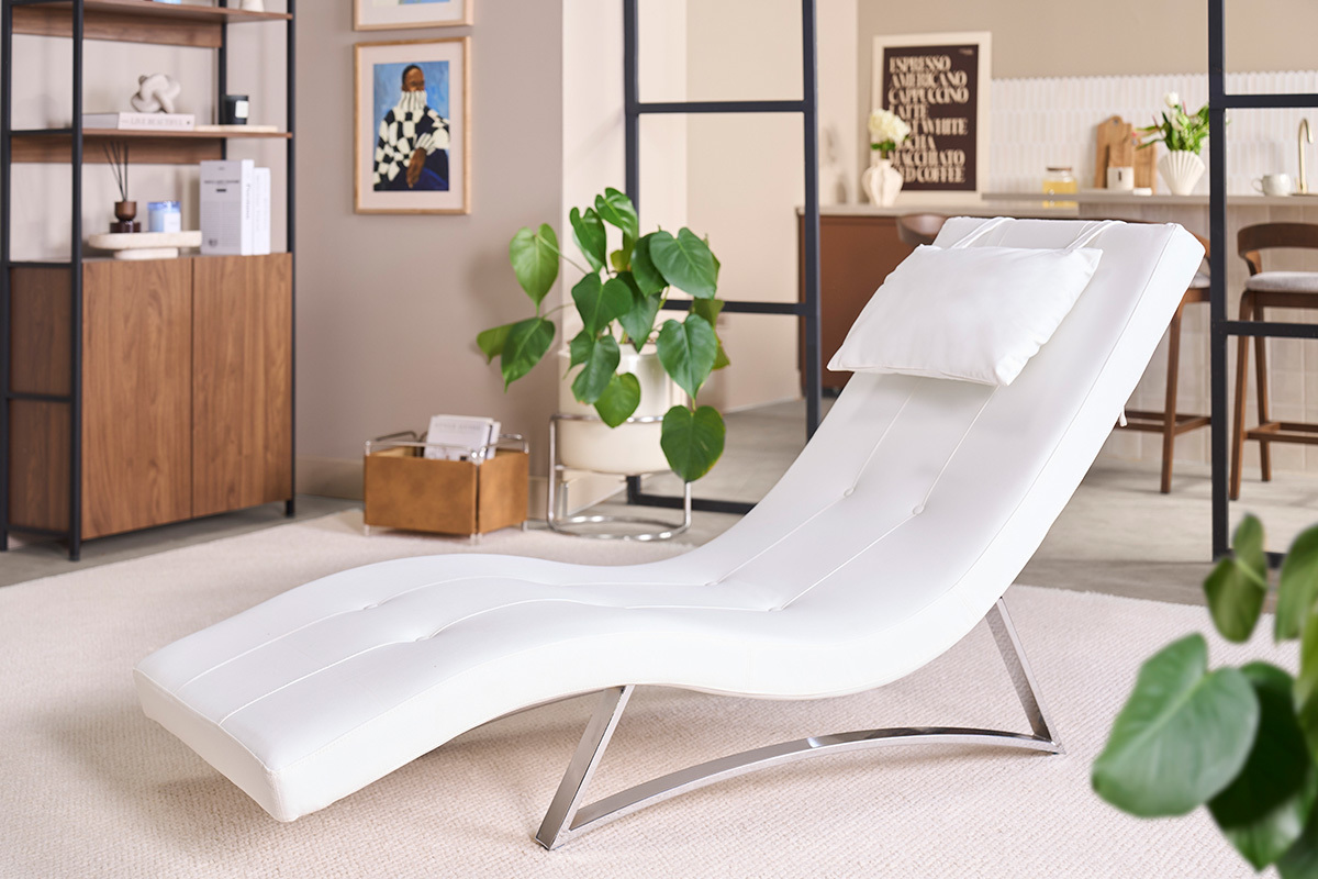 Chaise longue design BARTY en blanc avec coussin, vue de 3/4 dans un int�rieur moderne.