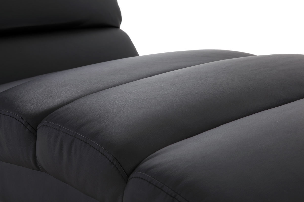 Gros plan sur l'assise en polyur�thane noir de la chaise longue TAYLOR.