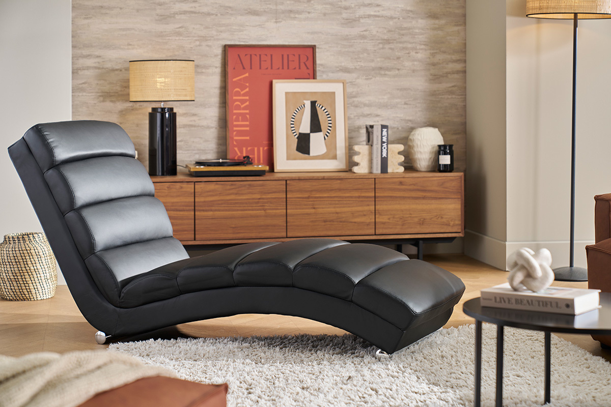 Chaise longue noire TAYLOR en m�tal chrom� dans un salon contemporain.