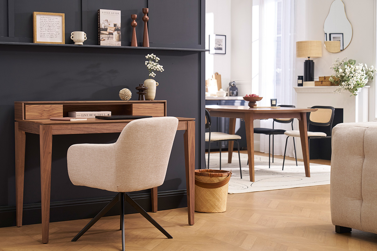 Chaise pivotante AMIKA en tissu beige, vue c�t�, dans un int�rieur moderne.
