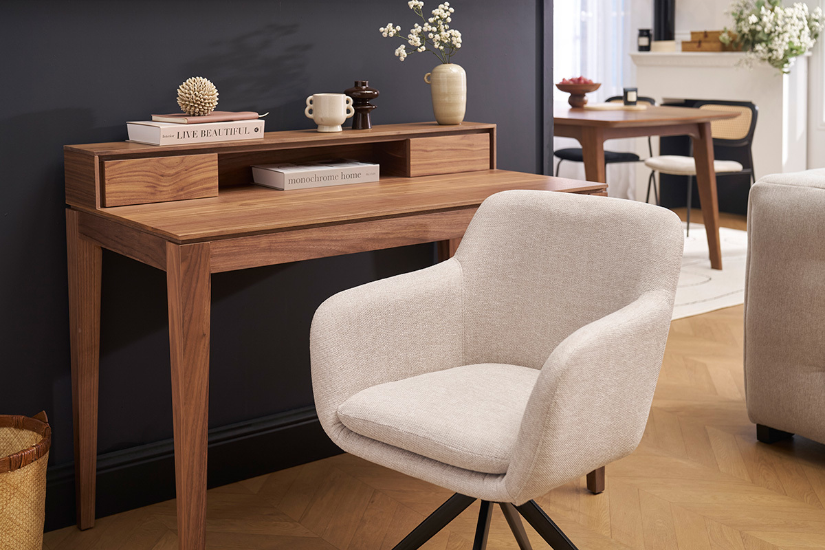 Chaise pivotante beige en tissu velours, angle trois-quarts, pr�s d'un bureau en bois.