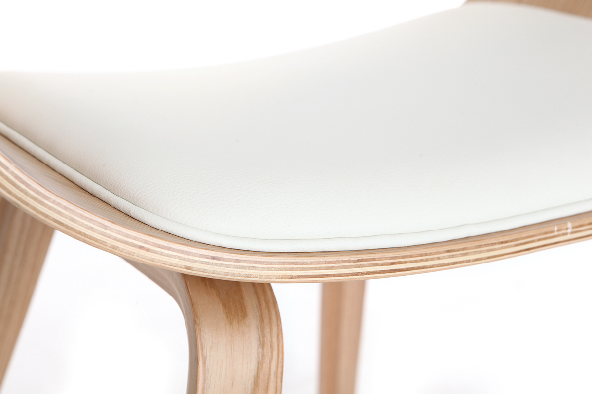D�tail de l'assise blanche et pi�tement en bois clair de la chaise scandinave OKTAV.