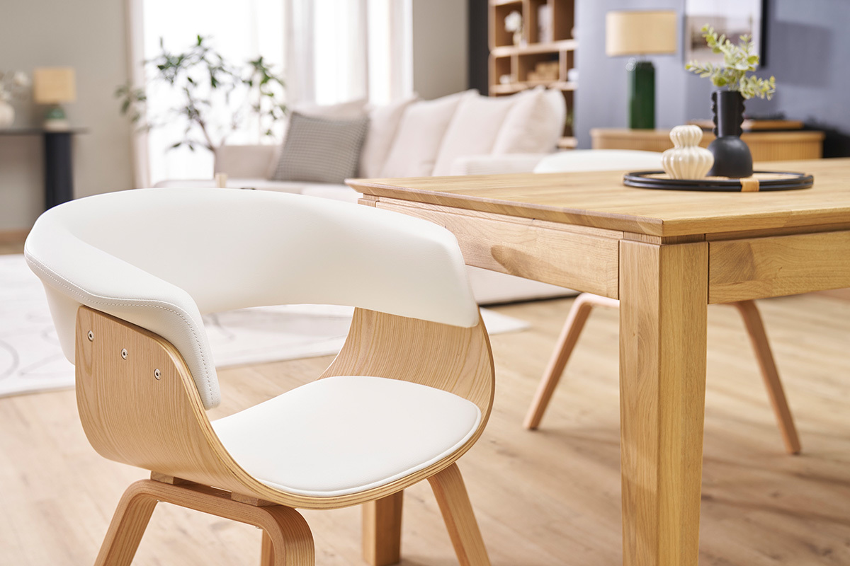 Chaise scandinave blanche et bois clair OKTAV vue de profil � c�t� d'une table en bois.