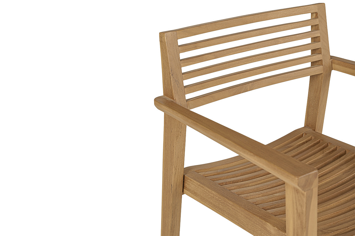 D�tail d'une chaise de jardin en teck massif avec accoudoirs et dossier � lattes