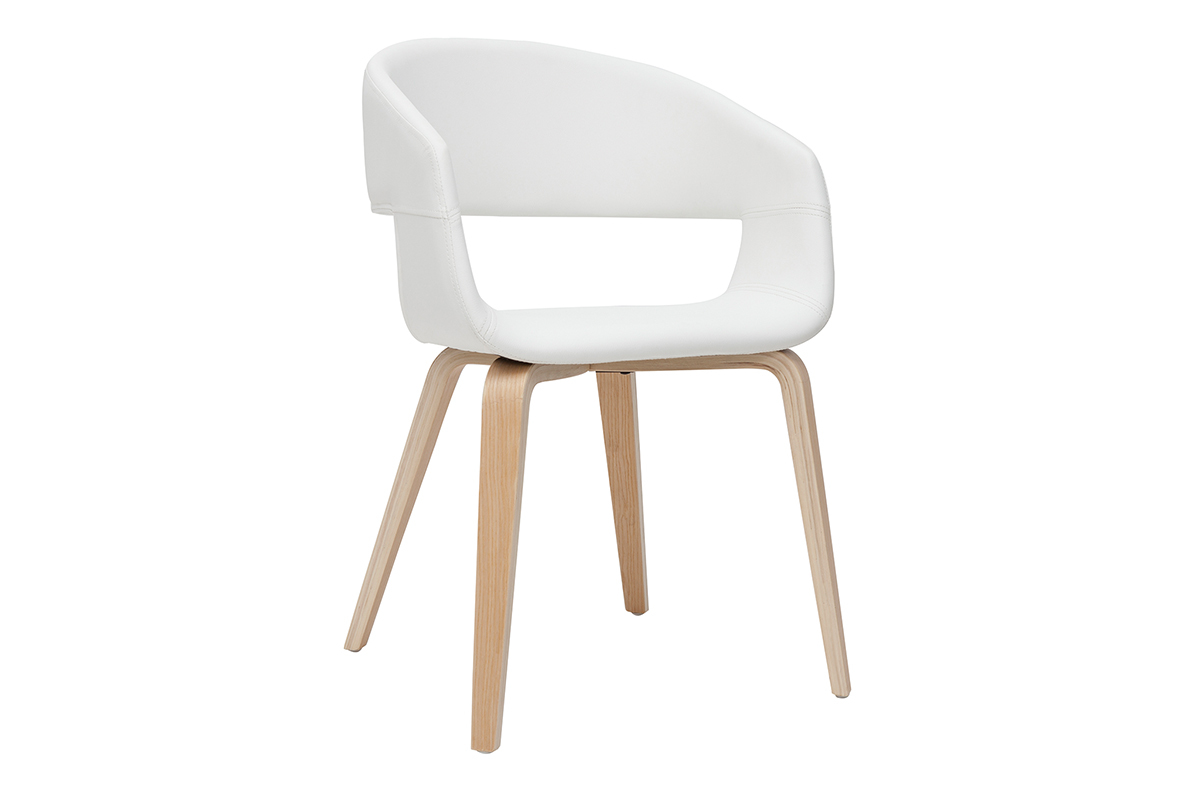 Chaise design blanche avec pieds en bois clair, vue de 3/4.