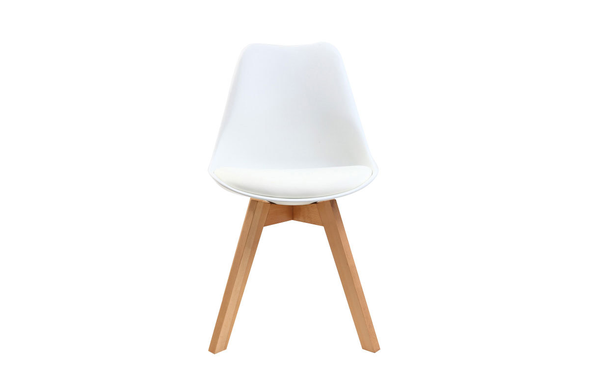 Chaise design blanche avec pieds en bois clair, vue de face.